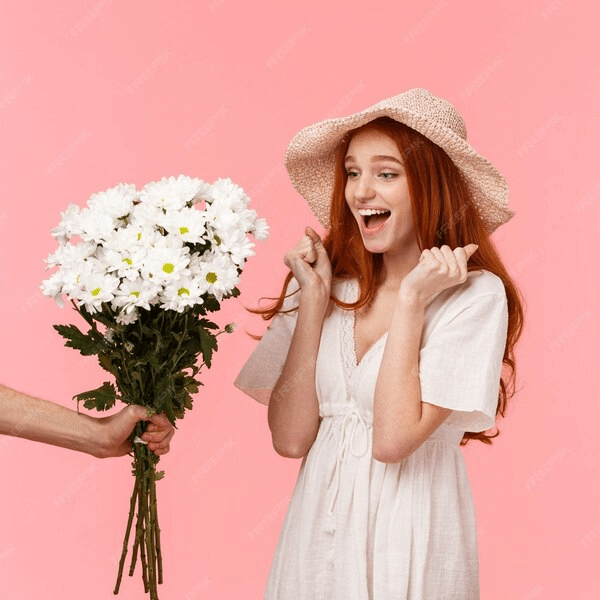 mujer-pelirroja-guapa-vestido-blanco-mostrando-gesto_1258-12007 (1) (1)